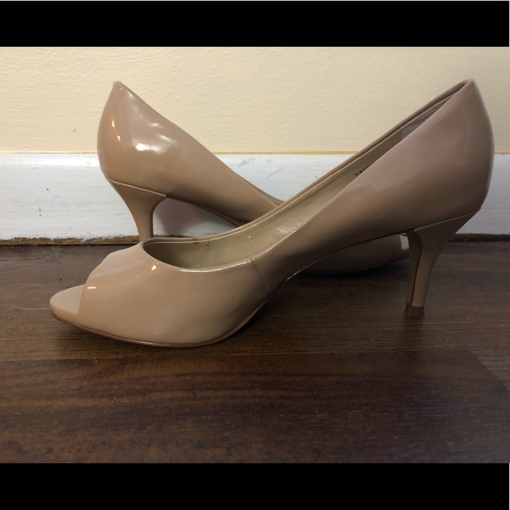 Ellen Tracy Nude Heels
